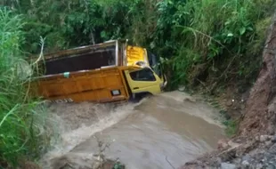 KECELAKAAN KARANGANYAR : Jembatan Ambrol, Truk Tercebur Ke Sungai