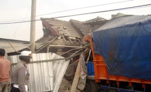 KECELAKAAN SRAGEN : Begini Kronologi Truk Seruduk 2 Rumah di Sidoharjo