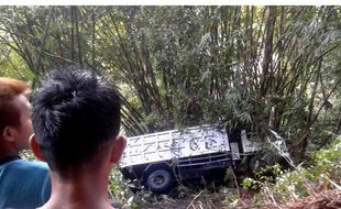 KECELAKAAN KULONPROGO : Truk Terjun ke Jurang  20 Meter di Pegunungan Menoreh