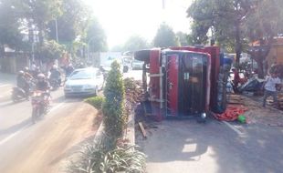 KECELAKAAN SRAGEN : Truk Bermuatan Kayu Terguling di Pertigaan Gambiran, Jalan Macet 1 Km