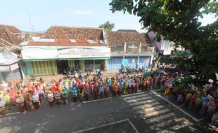 HUT KULONPROGO : Pedagang Pasar Gelar Upacara Berbusana Tradisional