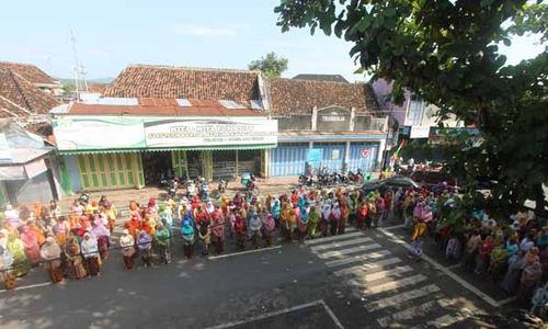 HUT KULONPROGO : Pedagang Pasar Gelar Upacara Berbusana Tradisional