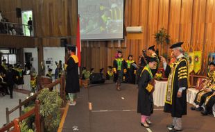 WISUDA MAHASISWA : UKSW Lepas 883 Lulusan