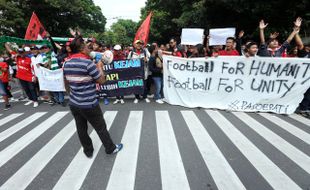 DUKUNGAN SUPORTER : Pasoepati Gelar Aksi Solidaritas untuk Persebaya