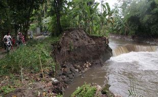 INFRASTRUKTUR BANTUL : Ambrol Meluas, Kerusakan Bendung Karang Ancam Jembatan