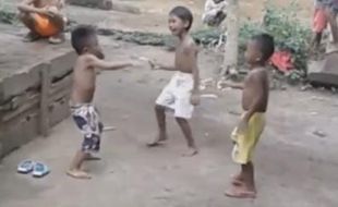 VIDEO LUCU : Kocak! Aksi Joget Tiga Bocah Ini Jadi Viral di Facebook