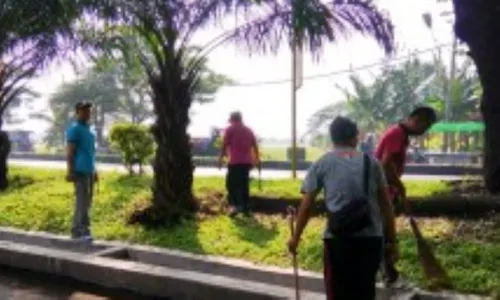 KEBERSIHAN DEMAK : Dishubkominfo Gagas Kerja Bakti, Ajak Instansi Lain Punguti Sampah