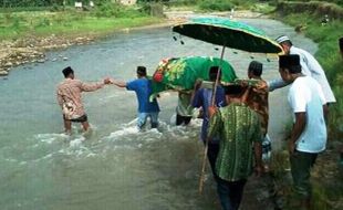 INFRASTRUKTUR KENDAL : Keranda Diusung Seberangi Sungai Gara-Gara Jalan Tak Layak