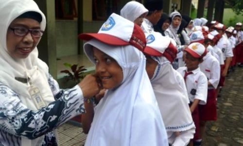 FOTO HARI GURU : Begini Cinta Siswa untuk Guru...