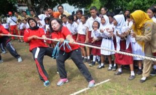 FOTO HARI GURU : Guru di Kudus Pilih Tarik Tambang