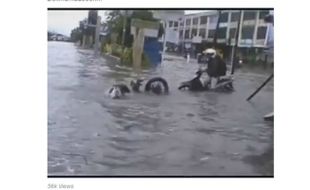 Video Ini Buktikan Jalan Berlubang Saat Banjir Sangat Berbahaya!