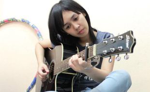 Nyanyi Lagu Indonesia, Suara Youtuber Cantik Thailand Ini Bikin Hati Adem