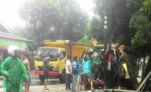 KECELAKAAN SEMARANG : Ban Selip, Truk Hantam Tiang di Jambu