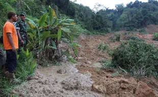 Longsor Karanganyar, Pencarian 2 Petani Dilanjutkan Rabu