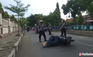 Keren! Polres Brebes Bikin Mannequin Challenge Razia Operasi Zebra Candi