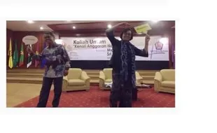 Di Depan Mahasiswa, Sri Mulyani Ikuti Mannequin Challange