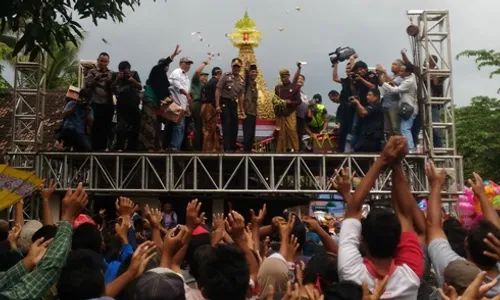 WISATA BOYOLALI : Ribuan Warga Berebut Apam Kukus Keong Mas di Pengging