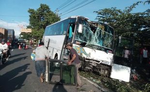 KECELAKAAN BOYOLALI : Sopir Mengantuk, Bus Tabrak Pohon Mangga