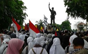 DEMO 4 NOVEMBER : Ribuan Orang Aksi Damai di Bundaran Gladak Solo