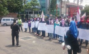 DEMO SEMARANG :  Puluhan Aktivis Tolak Gelar Kepahlawanan Soeharto