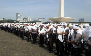 DEMO 4 NOVEMBER : Hadapi Demonstran, Polisi Baca Asmaul Husna