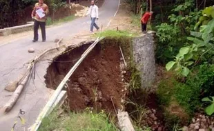 INFRASTRUKTUR SRAGEN : Jembatan Ambrol, Jalan Antardesa di Gondang Terancam Putus