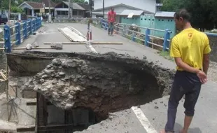 INFRASTRUKTUR SUKOHARJO : Rekanan Kebut Rehab Jembatan Bulu