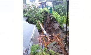 INFO TERKINI : Sayap Jembatan Kali Denggung Ambrol, Jalan ke Komplek Kabupaten Sleman Ditutup