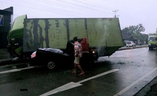 KECELAKAAN DEMAK : Trailer Timpa Pikap, Pantura Tersendat Berjam-Jam