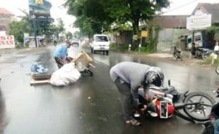 KECELAKAAN DEMAK : Jalan Licin, 2 Motor Tabrakan di Mranggen