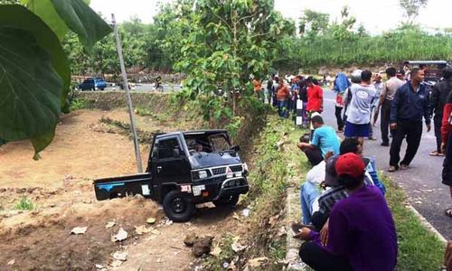 KECELAKAAN GUNUNGKIDUL : Dua Sejoli Tewas Jatuh ke Ladang dan Tertimpa Mobil Pikap