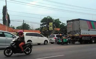 KECELAKAAN KENDAL : Truk Tabrak 2 Motor, 4 Orang Dilarikan ke RS