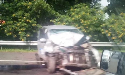 KECELAKAAN SEMARANG : Mobil Hancur Dekat Pintu Tol Muktiharjo