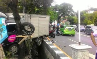 KECELAKAAN SEMARANG : Polisi Tewas Tabrakan di Depan William Booth