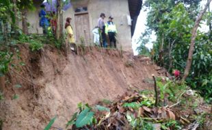 BENCANA KARANGANYAR : Hujan Angin Sebabkan Longsor dan Pohon Tumbang