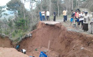 LONGSOR WONOGIRI : Jalan dan Lapangan Desa Purwoharjo Ambles