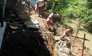 BENCANA SUKOHARJO : Talut Longsor, 3 Rumah di Makamhaji Rusak