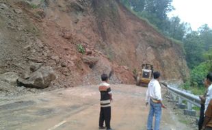 LONGSOR PACITAN : Tebing di Ngreco Longsor, Hati-Hati saat Melintasi Jalan Pacitan-Ponorogo!