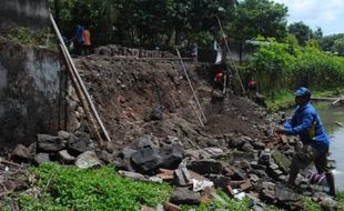 INFRASTRUKTUR BOYOLALI : Jalan di Sisi Barat Makam Yosodipuro Longsor