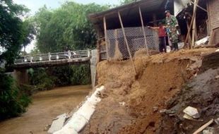 LONGSOR SRAGEN : Tebing Sungai Garuda Longsor, 4 Rumah Terancam