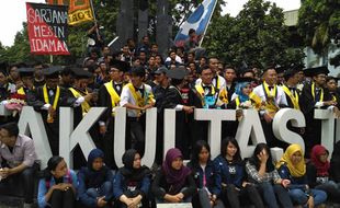 KAMPUS DI JOGJA : Bawa Spanduk dan Kereta Kelinci, Puluhan Mahasiswa UGM Ini Ternyata Bukan Demo, tetapi...