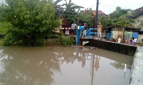 BANJIR SOLO : Sampah dari TPS Grogol Sumbat Pintu Air Joyotakan