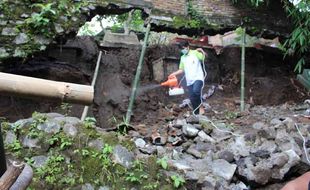 Bau Mayat, Dinas Kesehatan Semprotkan Disinfektan di Makam Petinggen yang Longsor