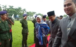 Berkerudung dan Bersepatu Kets, Menteri Susi Kunjungi Kampus Unida Gontor