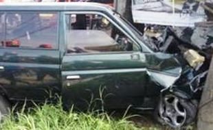 KECELAKAAN DEMAK : Mobil Langgar Motor dan Warung, 1 Tewas