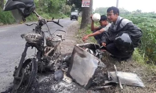 KEBAKARAN BOYOLALI: Gerobak dan Sepeda Motor Pedagang Siomay Ludes Terbakar