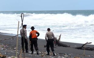 SANTRI TENGGELAM : Gelombang Tinggi, Tim SAR Sulit Mencari Santri Hilang di Pantai Pleret