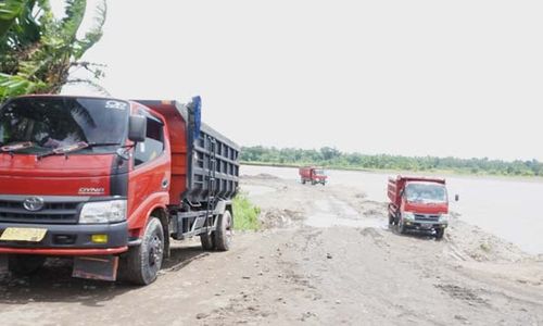 PENAMBANGAN PASIR KULONPROGO : Jalan Diperbaiki Gotong Royong Warga, Eh, Malah Dilalui Truk Pasir