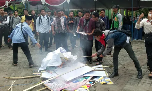 DEMO PONOROGO : Mahasiswa Bubarkan Unjuk Rasa Dosen STAIN Ponorogo