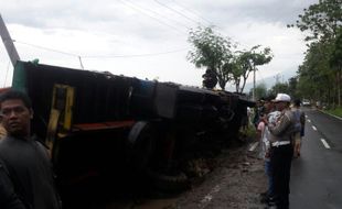 KECELAKAAN KARANGANYAR : Berjalan Terlalu ke Pinggir, Truk Fuso Terguling